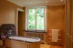Patinierung der Möbel und Sockelflächen - Marmorimitation nach dem Marmor der Badewanne auf der Fensterbank - Wandflächen in Wischtechnik auf Leinölbasis