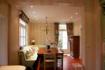 Glatte Decke matt gestrichen - Stuckleisten - Wandflächen seidenmatt - Streifen handgemalt und farblich den Küchenmöbeln angepasst